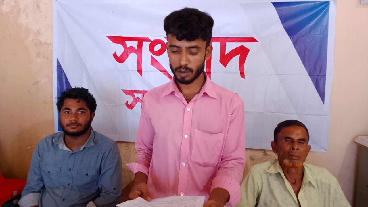 সংবাদ সম্মেলনে লিখিত বক্তব্য পাঠ করেন আলামিন মিয়া
