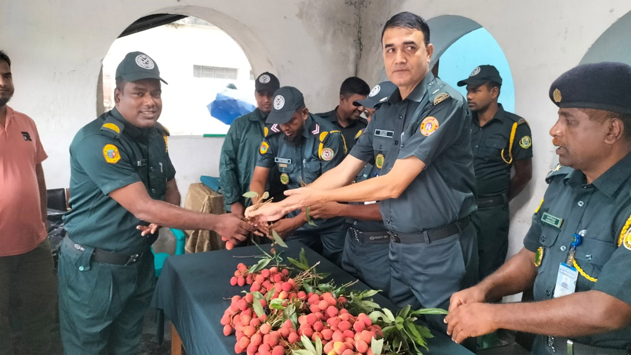মধুমাস উপলক্ষে নীলফামারী জেলা কারাগারে আম, লিচু ও কাঁঠাল বিতরণ