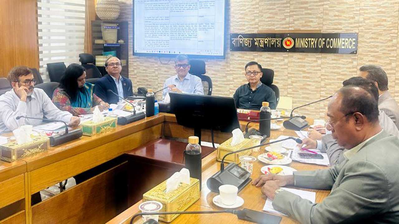 সভায় কথা বলছেন বাণিজ্যমন্ত্রী খন্দকার আব্দুল মুক্তাদির