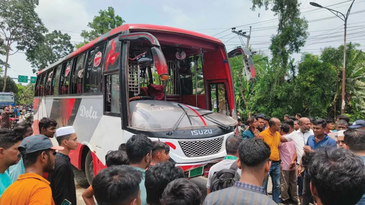 গোপালগঞ্জে দুর্ঘটনাকবলিত বাস