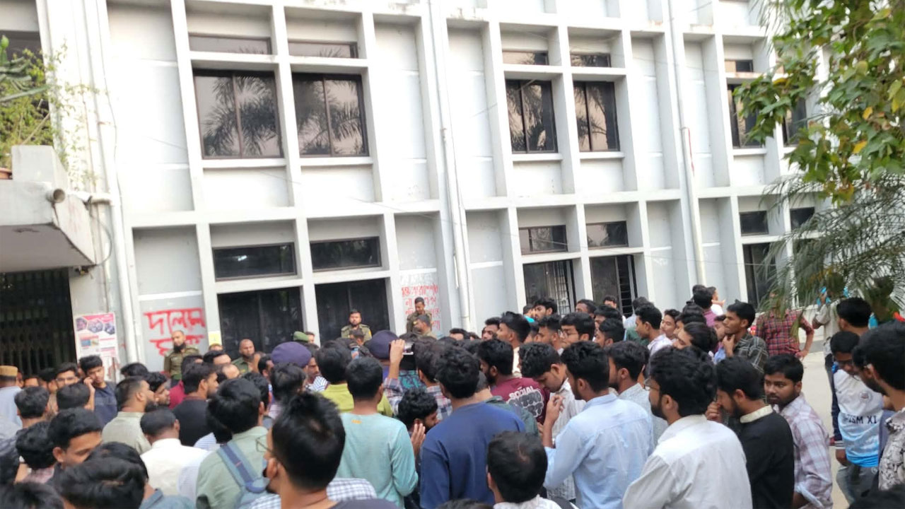 গোবিপ্রবিতে ছাত্রদলের দুই গ্রুপের মধ্যে সংঘর্ষ