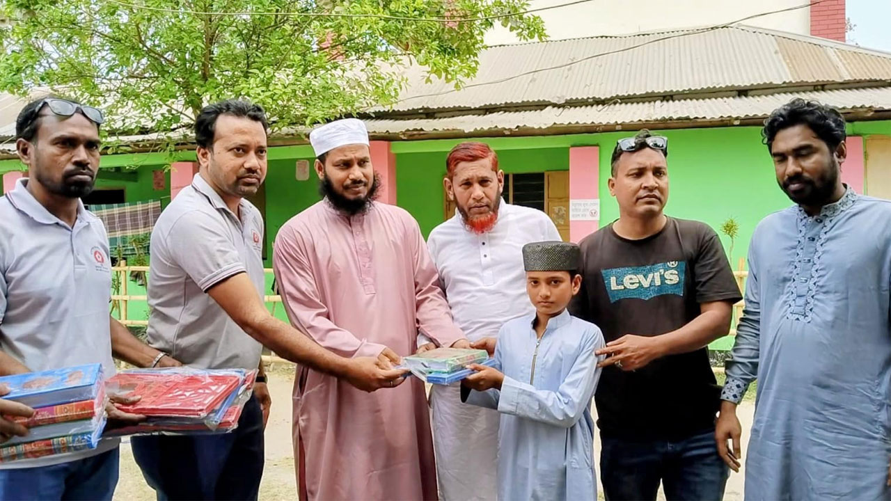 কোরআন শরীফ বিতরণ