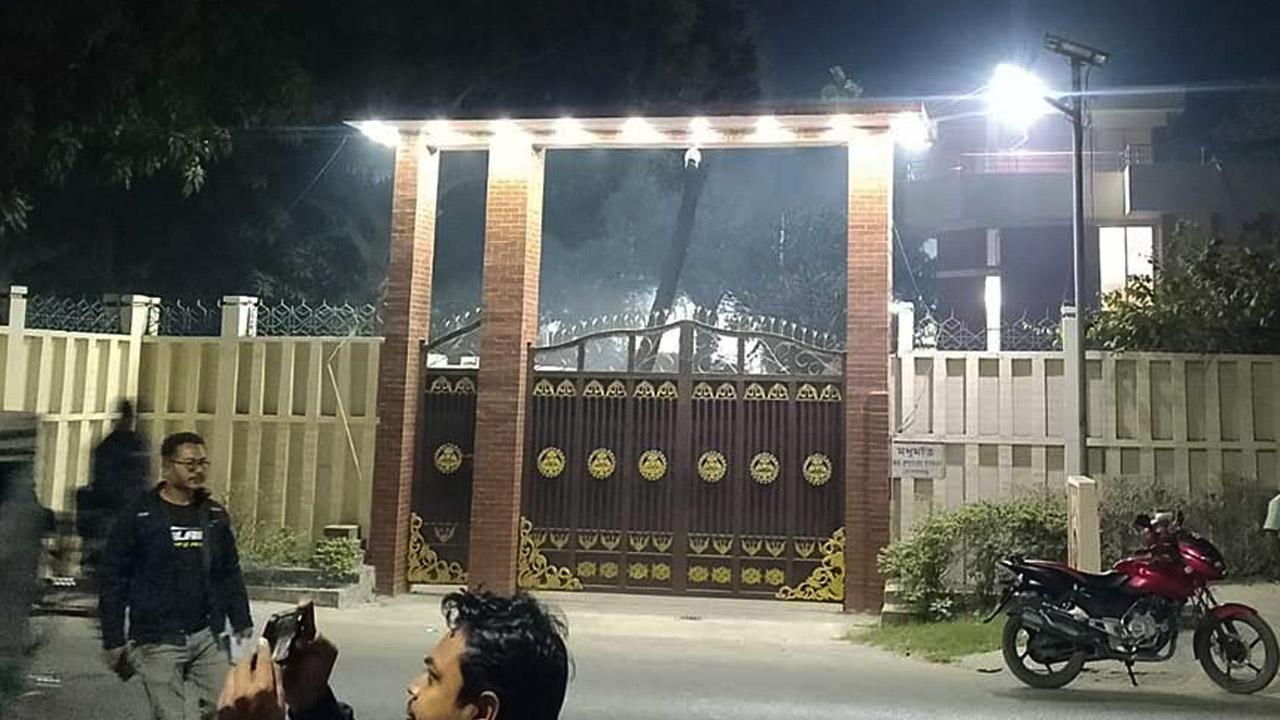 গোপালগঞ্জে ডিসির বাসভবনের সামনে ককটেল বিস্ফোরণ