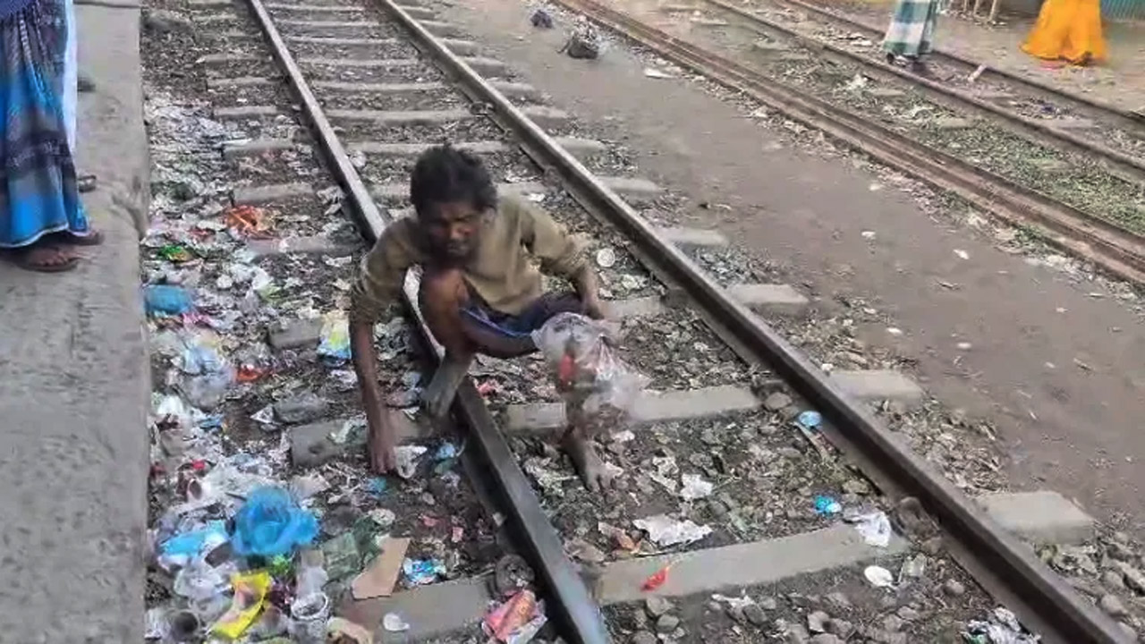 ময়লার ভাগাড়ে পরিণত হয়েছে গৌরীপুর রেলওয়ে জংশন