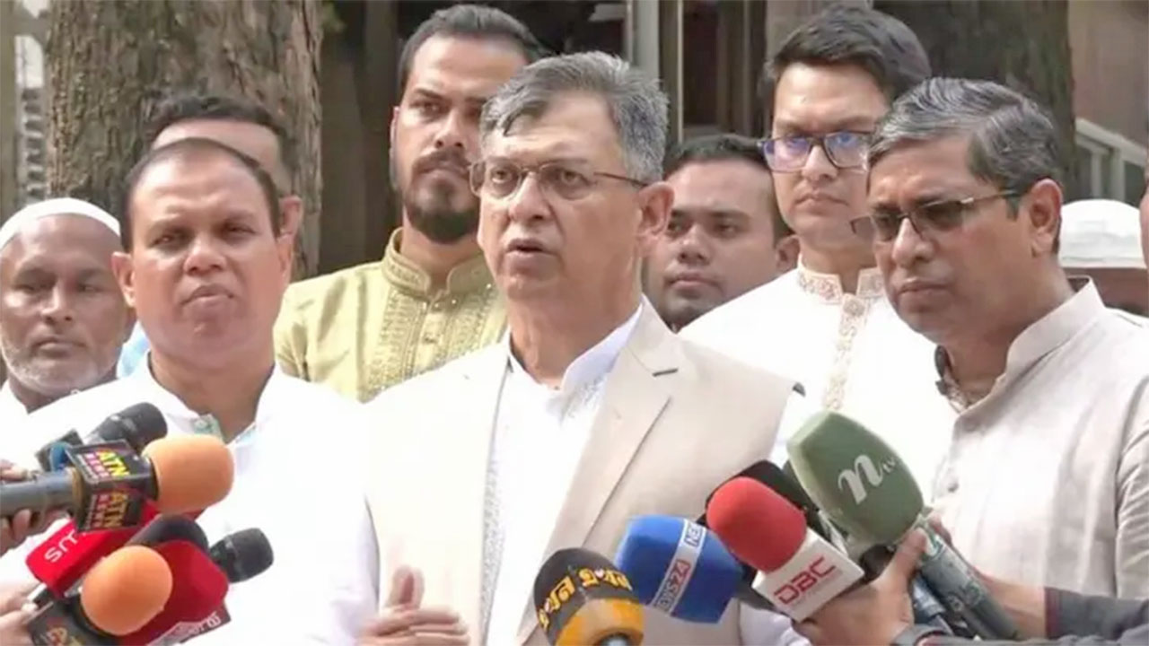 প্রধানমন্ত্রীর সাথে ঈদের শুভেচ্ছা বিনিময় শেষে সাংবাদিকদের সাথে কথা বলছেন স্বরাষ্ট্রমন্ত্রী সালাহউদ্দিন আহমদ