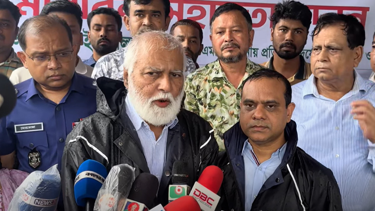 বন্যায় ক্ষতিগ্রস্ত এলাকা পরিদর্শন ও ত্রাণ বিতরণ শেষে সাংবাদিকদের সাথে কথা বলছেন প্রতিমন্ত্রী এম ইকবাল হোসেইন