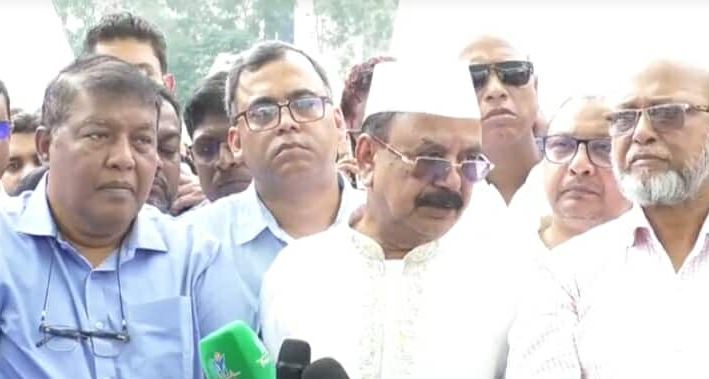 সাংবাদিকদের সাথে কথঅ বলছেন বিএনপি নেতা গয়েশ্বর চন্দ্র রায়