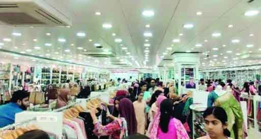 সিলেটের একটি শপিংমলে ঈদের কেনাকাটার দৃশ্য : নয়া দিগন্ত