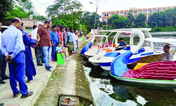 কোটালীপাড়া উপজেলা পরিষদের লেক পাড়ে দর্শনার্থীরা : নয়া দিগন্ত