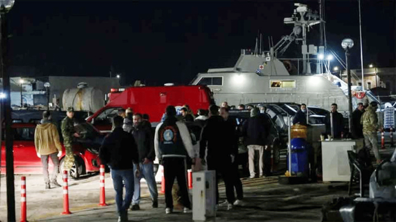 কোস্টগার্ডের জাহাজের সাথে অভিবাসীবাহী নৌকার সংঘর্ষ