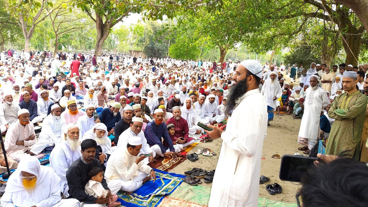 গোবিন্দগঞ্জের গুলিয়ার ঈদগাহ মাঠে উপজেলার সর্ববৃহৎ ঈদের জামায়াত অনুষ্ঠিত