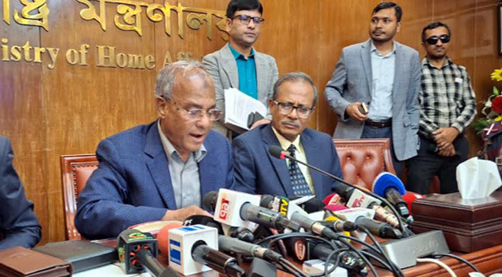 আইনশৃঙ্খলা সংক্রান্ত কমিটির বৈঠক শেষে সাংবাদিকদের ব্রিফ করেন স্বরাষ্ট্র উপদেষ্টা মো: জাহাঙ্গীর আলম চৌধুরী