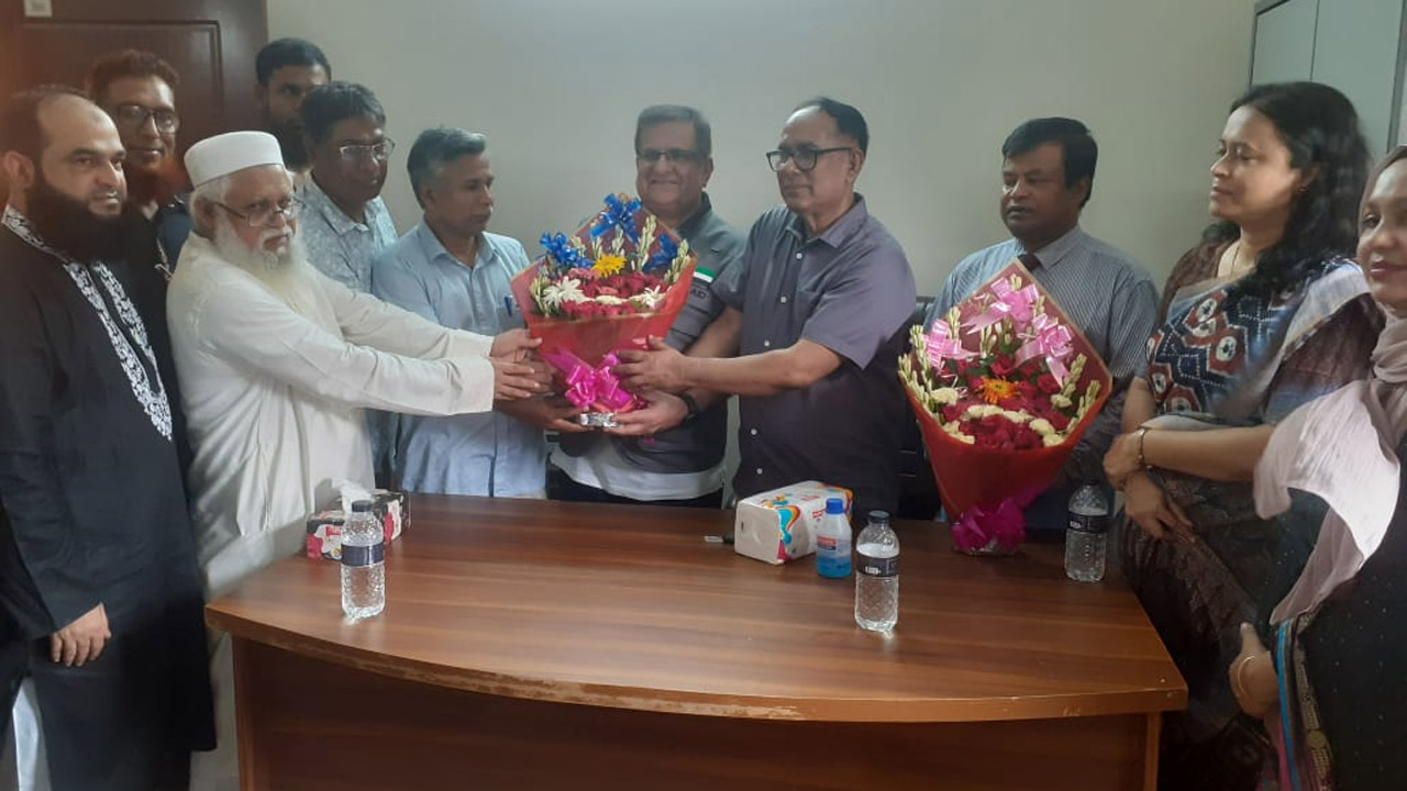 গ্রামে যান বৃদ্ধদের হাত ধরুন, ফেরার সময় তার হাত মাথায় নেন : স্বাস্থ্য সচিব
