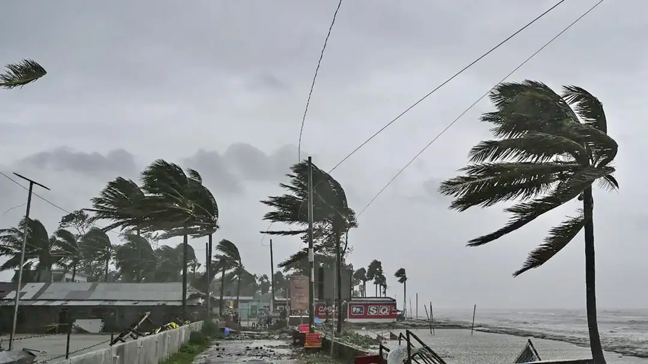 সমুদ্র উপকূলে দমকা হাওয়া ও বৃষ্টির তাণ্ডব