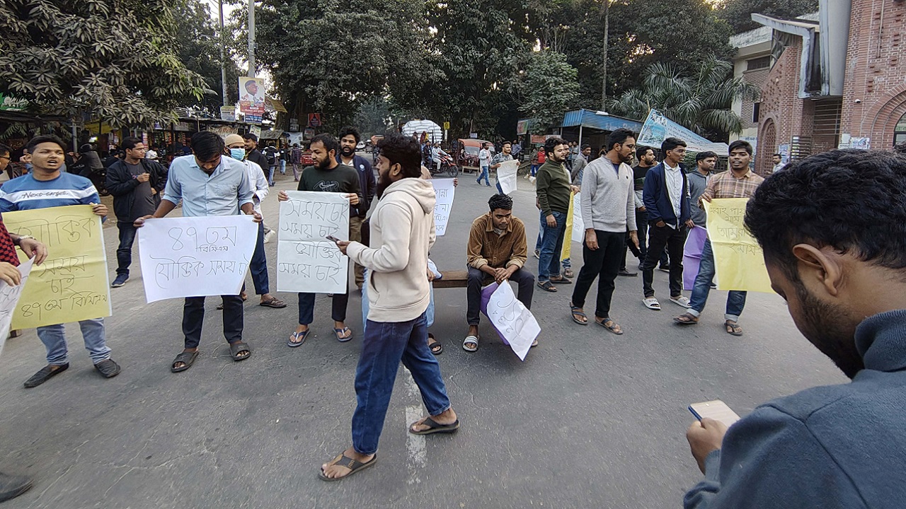 বিসিএস লিখিত পরীক্ষা পেছানোর দাবিতে হাবিপ্রবি শিক্ষার্থীদের মহাসড়ক অবরোধ
