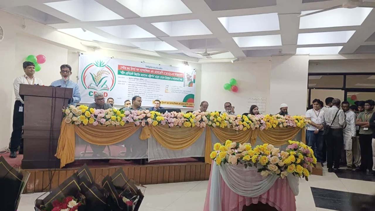 বক্তব্য দেন সড়ক প্রতিমন্ত্রী হাবিবুর রশিদ হাবিব