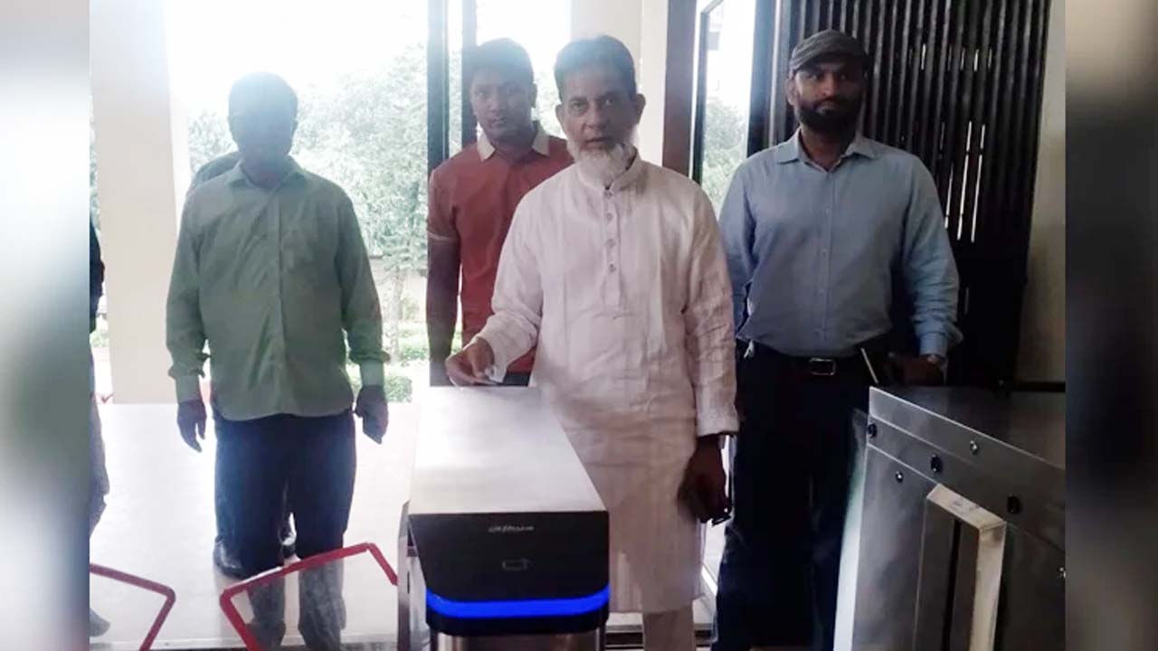 রেলভবনে নিজেই প্রবেশ কার্ড পাঞ্চ করেছেন প্রতিমন্ত্রী হাবিবুর রশিদ
