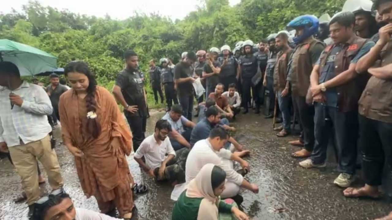 হবিগঞ্জের মিরপুর এলাকায় পুলিশের ব্যারিকেডের মুখে সড়কে বসে পড়েন এনসিপির কেন্দ্রীয় নেতারা