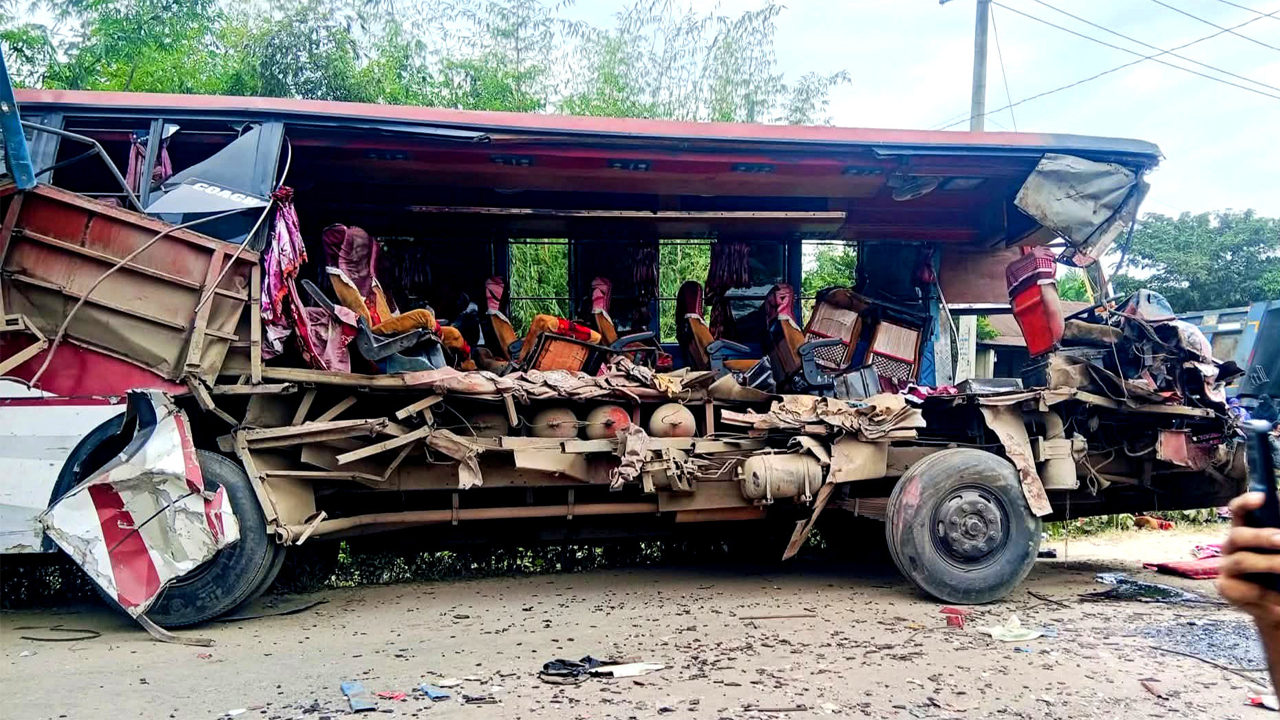 বাসের মুখোমুখি সংঘর্ষ।