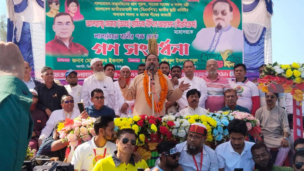 লালমোহনে বক্তব্য রাখছেন মেজর (অব.) হাফিজ উদ্দিন আহমেদ বীর বিক্রম