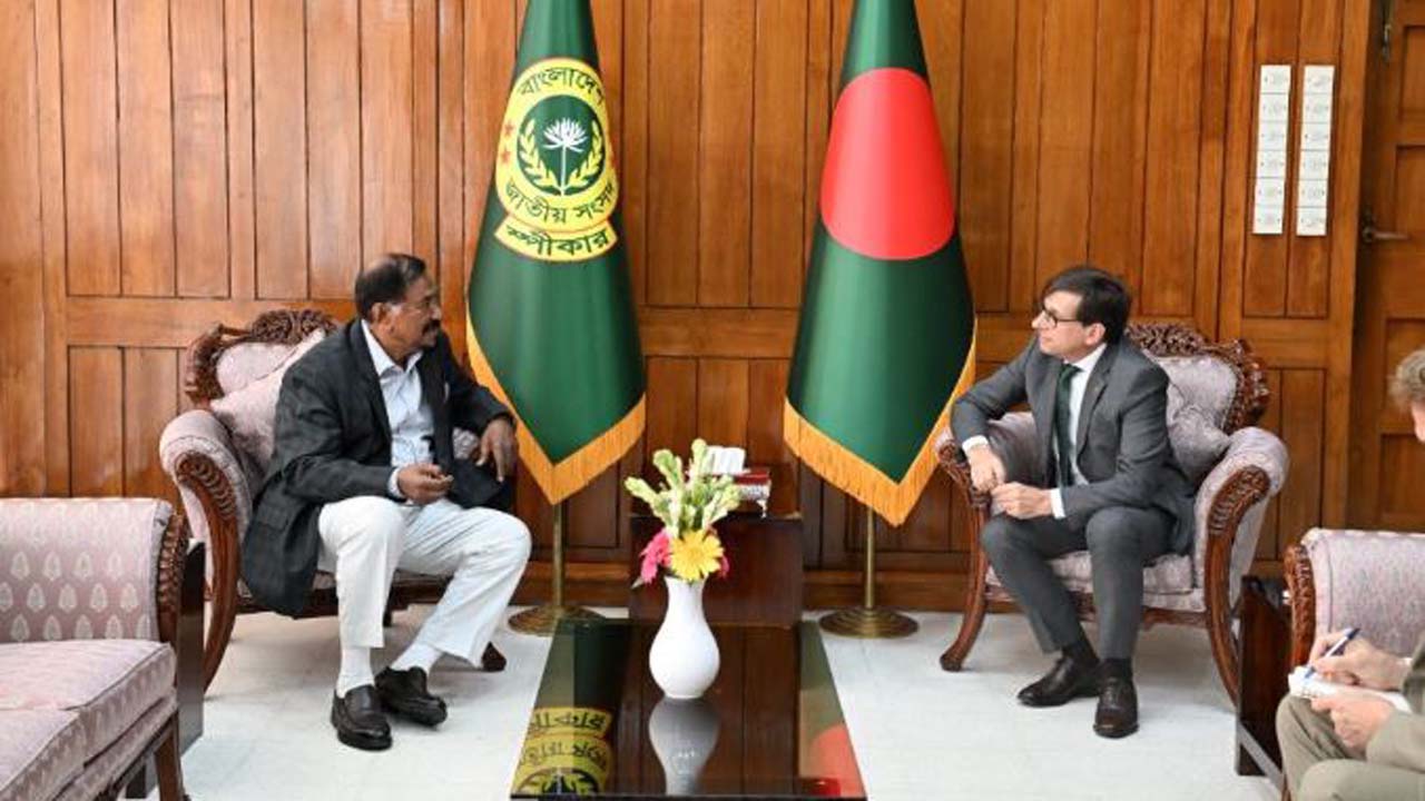 স্পিকার হাফিজ উদ্দিন আহমদের সাথে সাক্ষাৎ করেছেন ফ্রান্সের রাষ্ট্রদূত জ্যঁ-মার্ক সেরে-শারলে