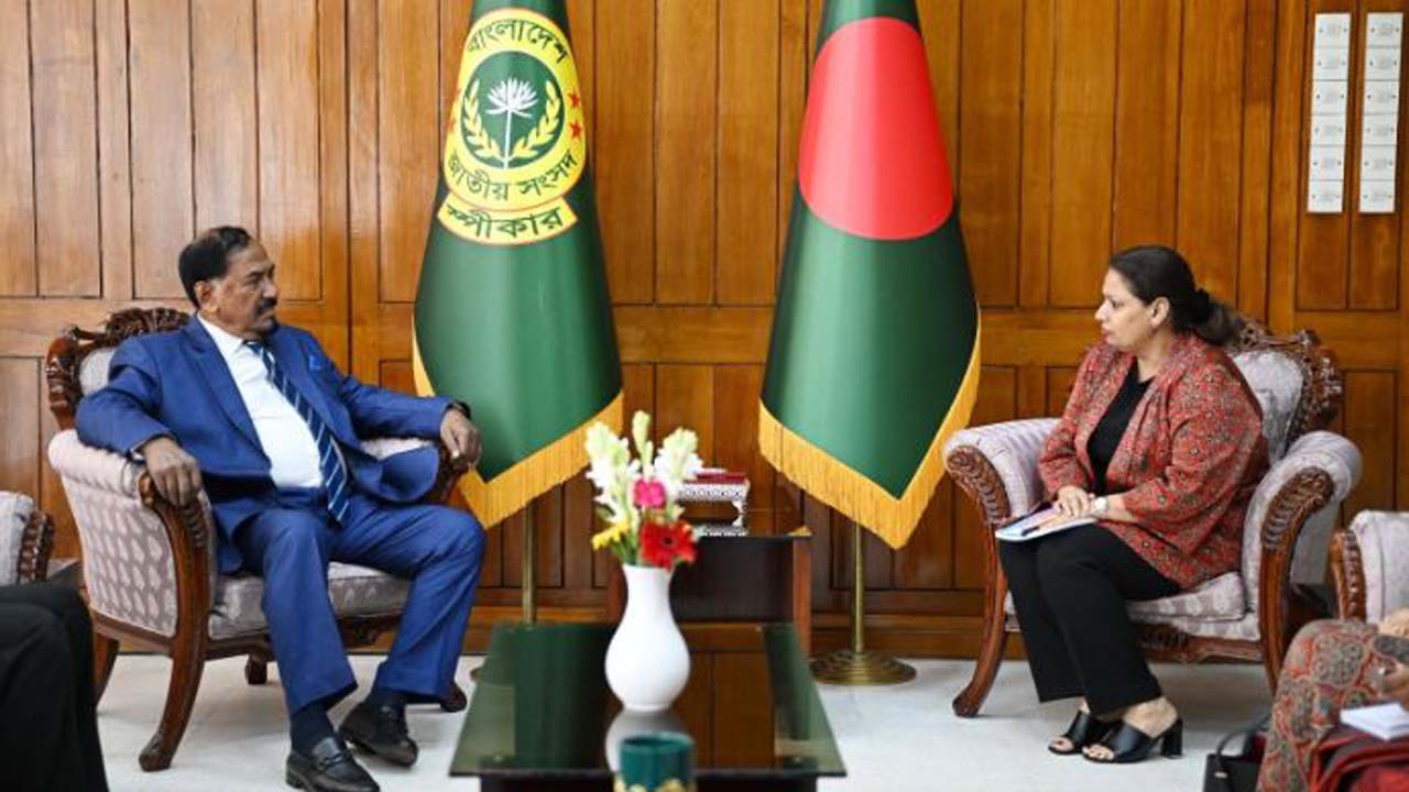 জাতীয় সংসদের স্পিকার হাফিজ উদ্দিন আহমদ ও ইউএন উইমেন-এর বাংলাদেশ প্রতিনিধি গীতাঞ্জলি সিংহ