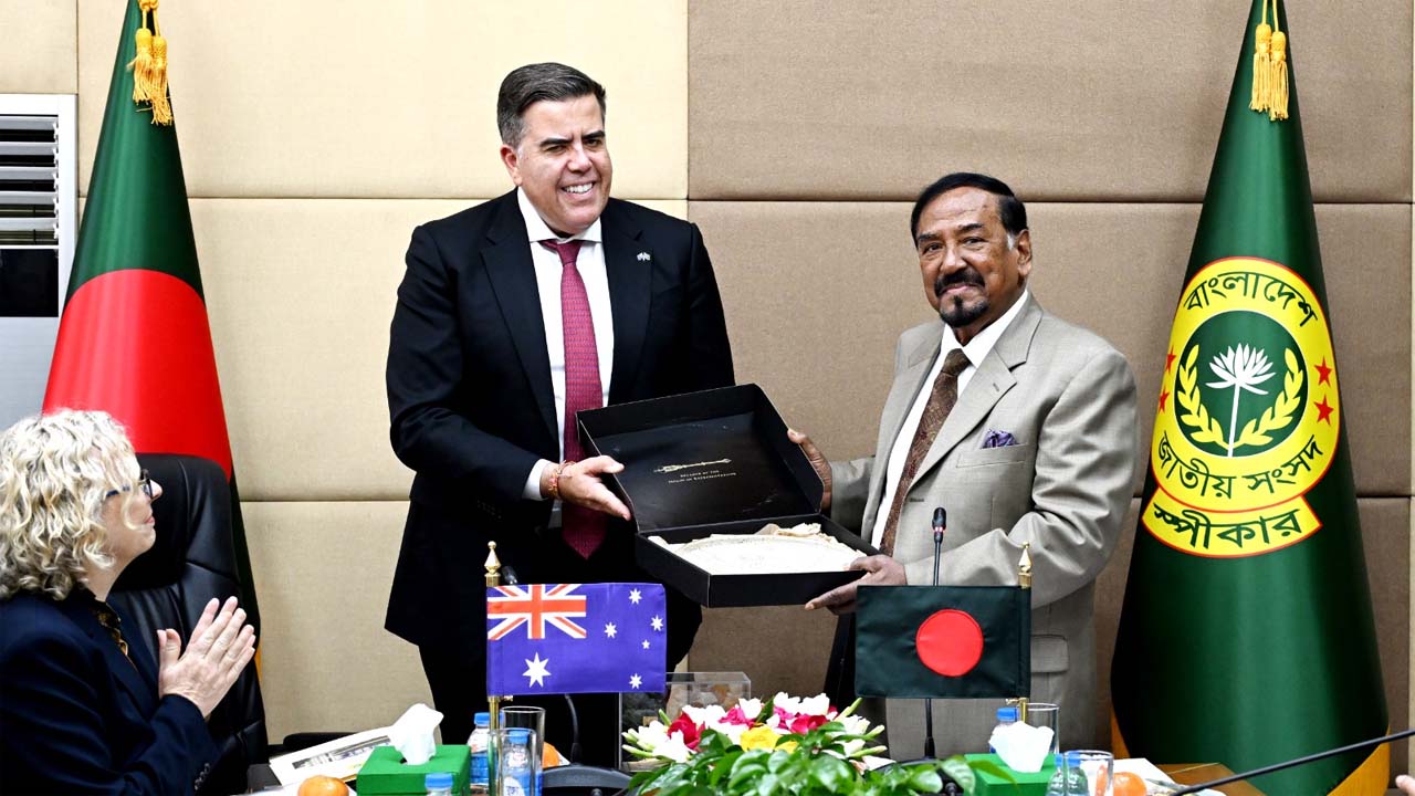 জাতীয় সংসদের স্পিকার হাফিজ উদ্দিন আহমদ বীর বিক্রমের সাথে সৌজন্য সাক্ষাৎ করেছেন মিল্টন ডিক