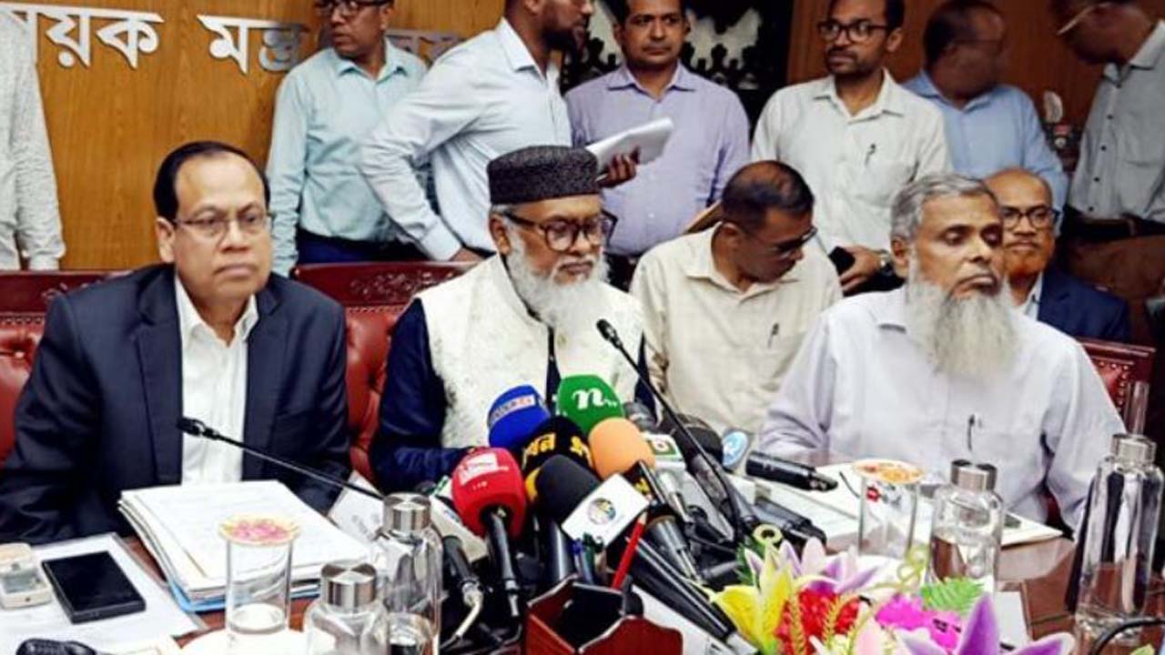 সংবাদ সম্মেলনে ধর্ম উপদেষ্টা ড. আ ফ ম খালিদ হোসেন