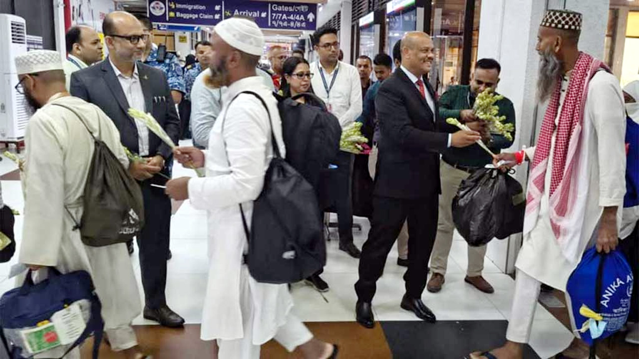 বাংলাদেশী হাজী দেশে ফিরেছেন
