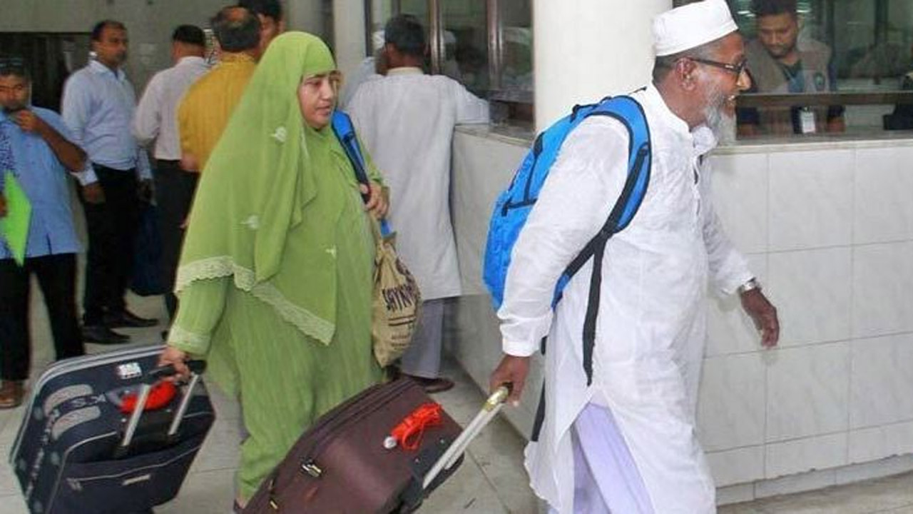 বাংলাদেশী হাজীরা হজ শেষে দেশে ফিরে আসছেন