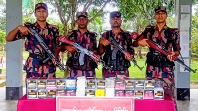 জব্দকৃত মোবাইল ডিসপ্লে