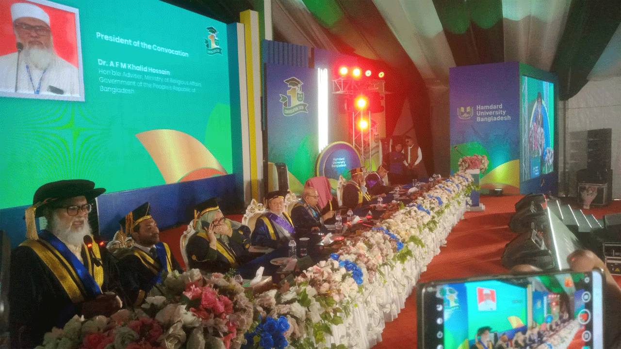 সমাবর্তন অনষ্ঠানে বক্তব্য রাখছেন ধর্ম উপদেষ্টা ড. আ ফ ম খালিদ হোসেন