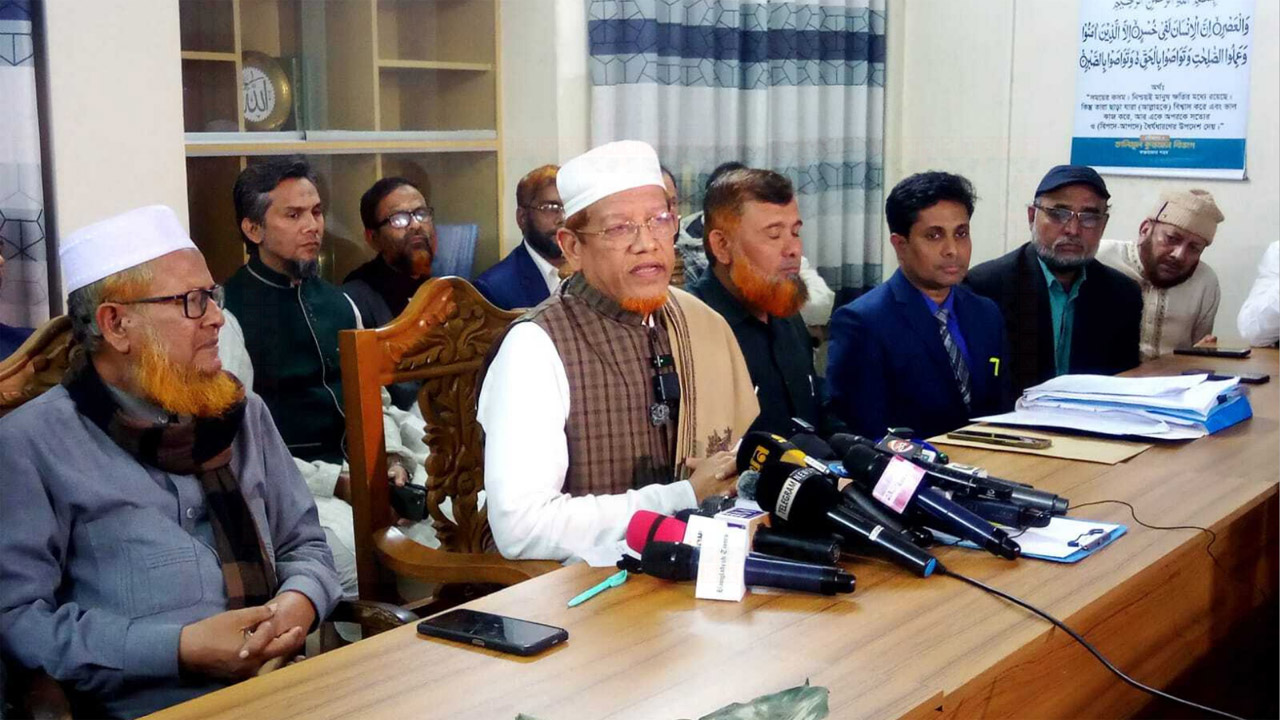 বক্তব্য রাখছেন হামিদুর রহমান আযাদ