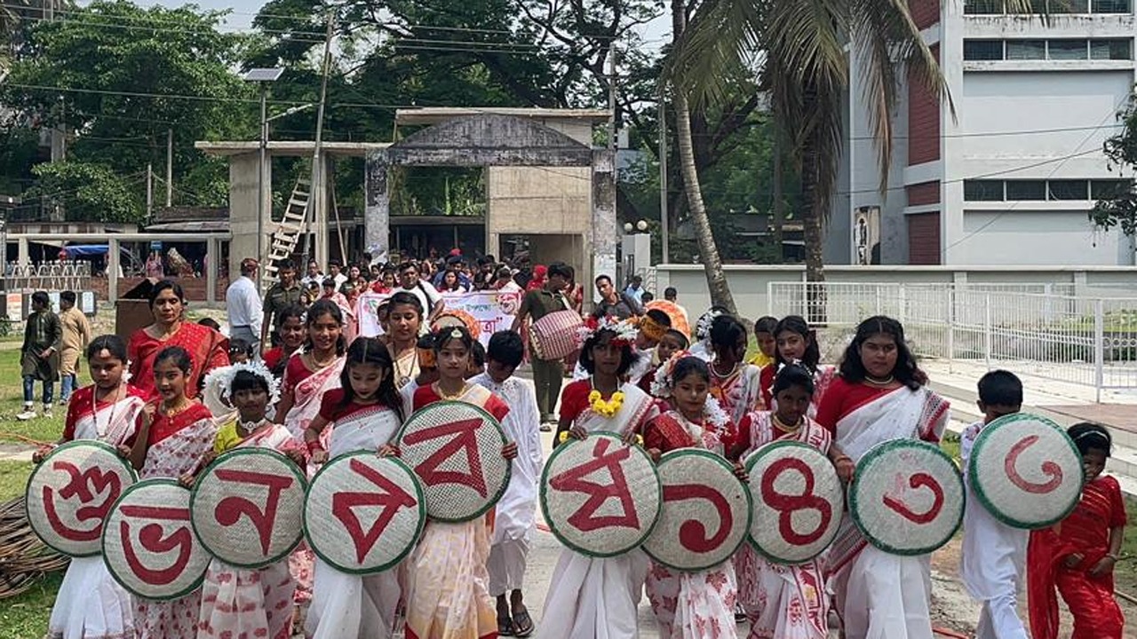 মানিকগঞ্জের হরিরামপুরে উপজেলা প্রশাসনের আয়োজনে বৈশাখী র‌্যালি
