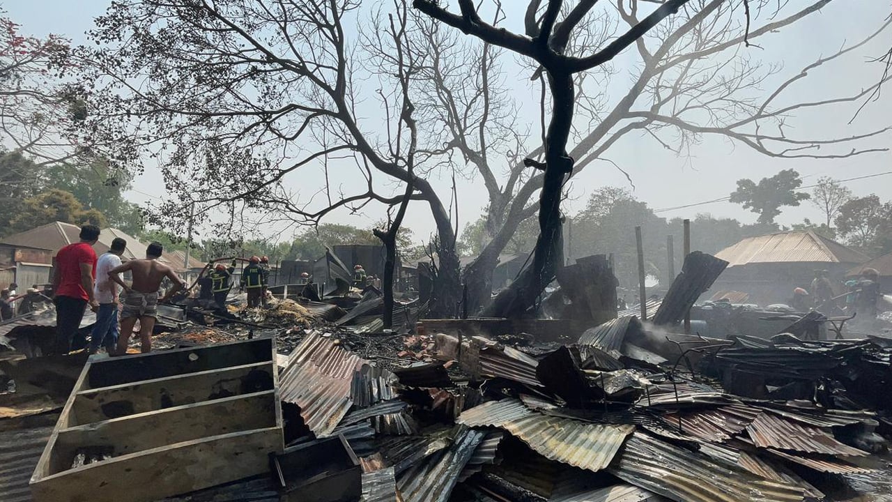 আগুনে পুড়ে যাওয়া দোকানগুলো