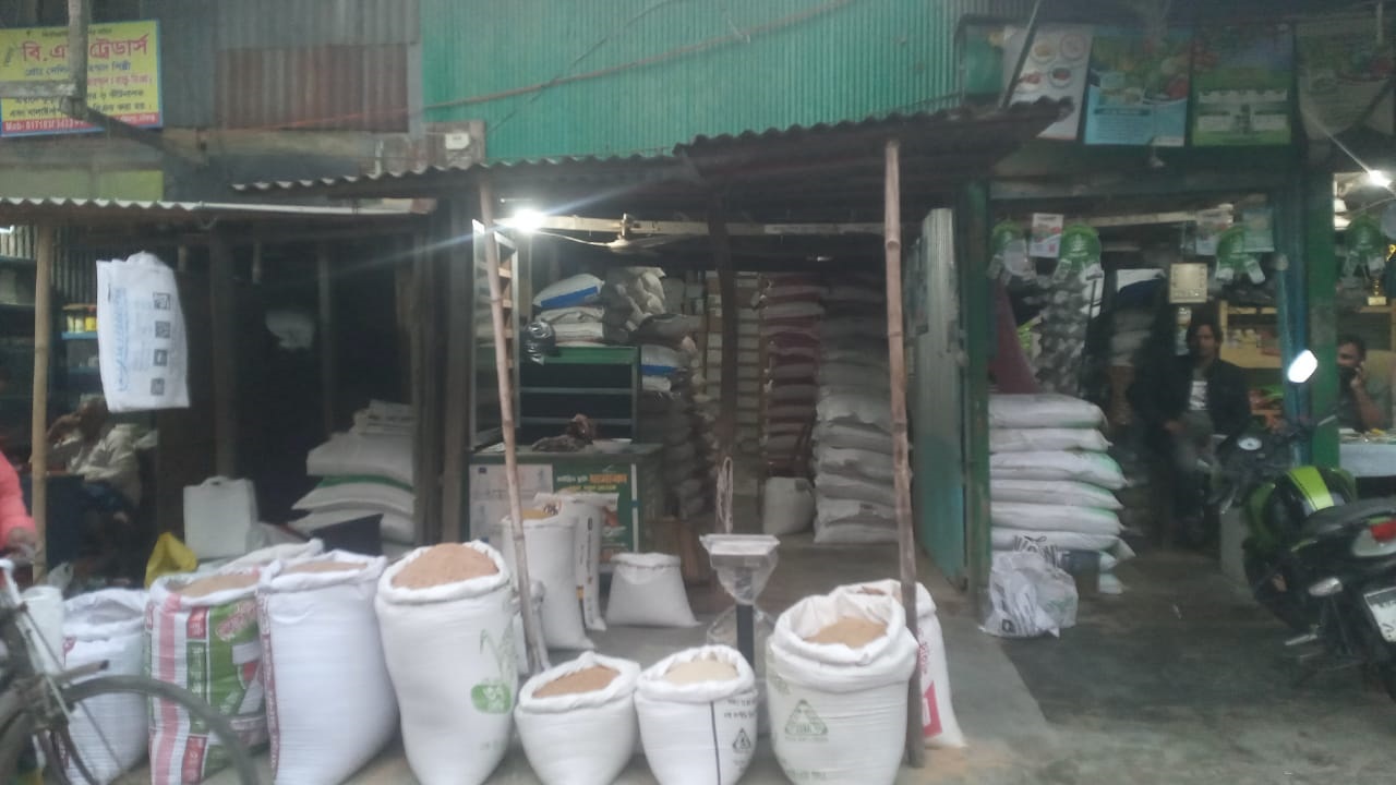 হরিরামপুরে সার সংকট, কৃষকের পাশে দাঁড়ালেন জাহিদুর রহমান