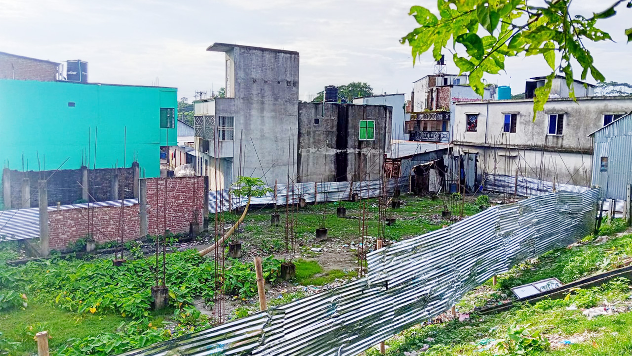 ভবন নির্মাণের জন্য টিনের বেড়া দেয়া হয়েছে