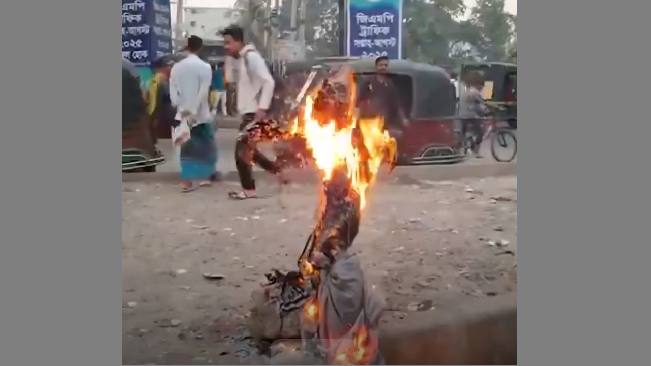 গাজীপুরে চান্দনা চৌরাস্তায় ফ্যাসিস্ট হাসিনার কুশপুত্তলিকা দাহ