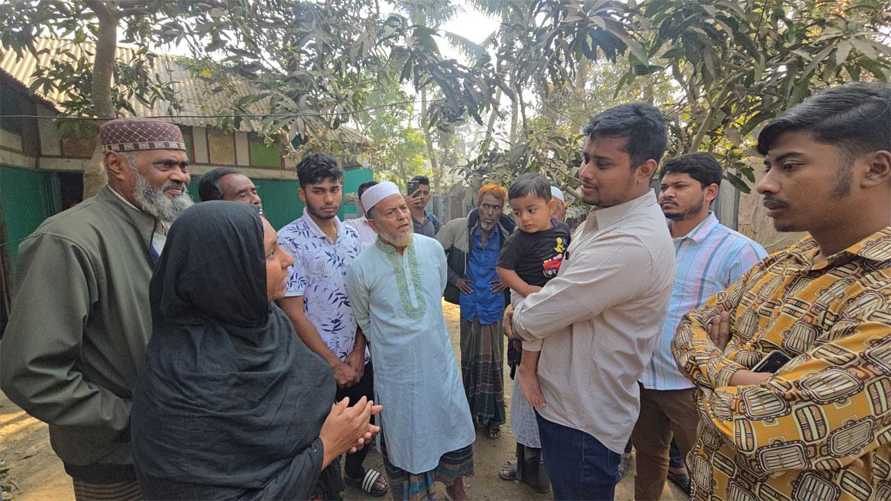 দেবিদ্বারে জুলাই শহীদ পরিবারের সদস্যদের সাথে দেখা করেন সংসদ সদস্য হাসনাত আব্দুল্লাহ