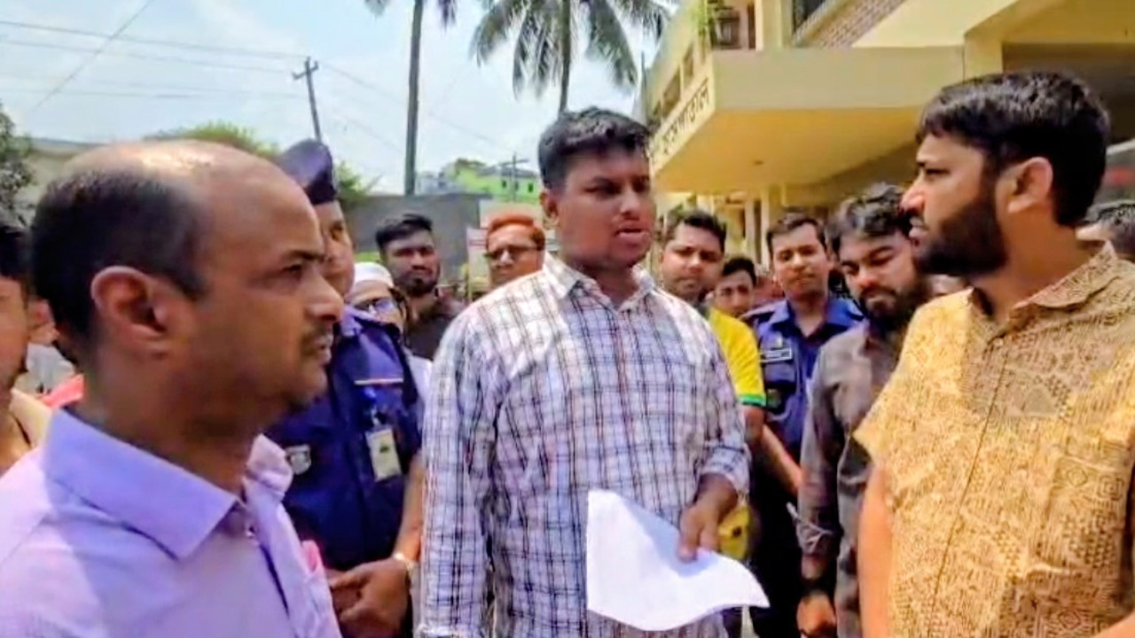 উপজেলা স্বাস্থ্য কমপ্লেক্স আকস্মিক পরিদর্শনে এমপি হাসনাত আব্দুল্লাহ
