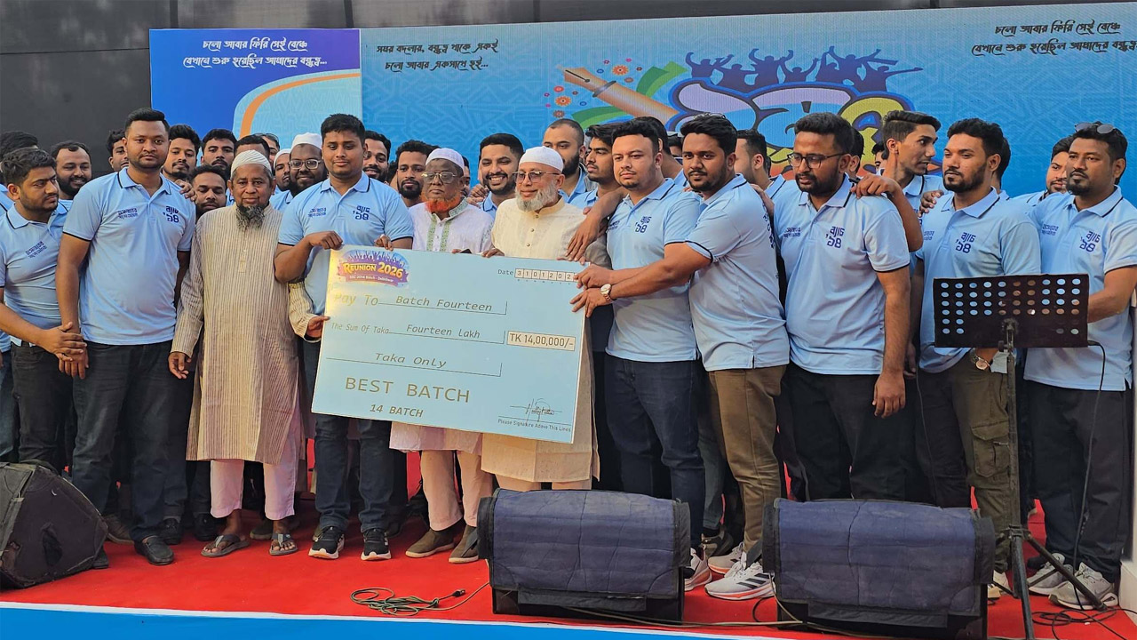 উপহার গ্রহণ করছেন হাসনাত আবদুল্লাহ