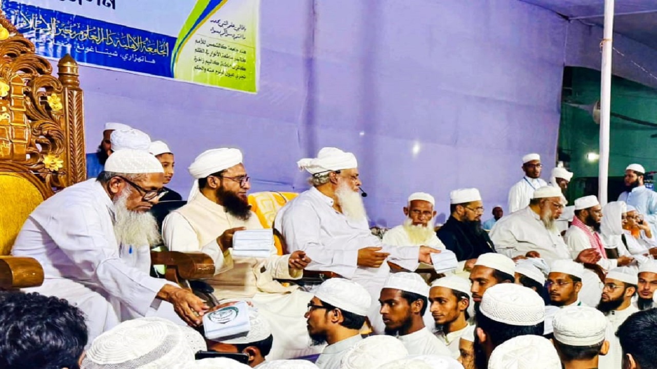 দারুল উলূম মঈনুল ইসলাম হাটহাজারী মাদরাসা মাহফিলে উপস্থিত ওলামায়ে কেরাম