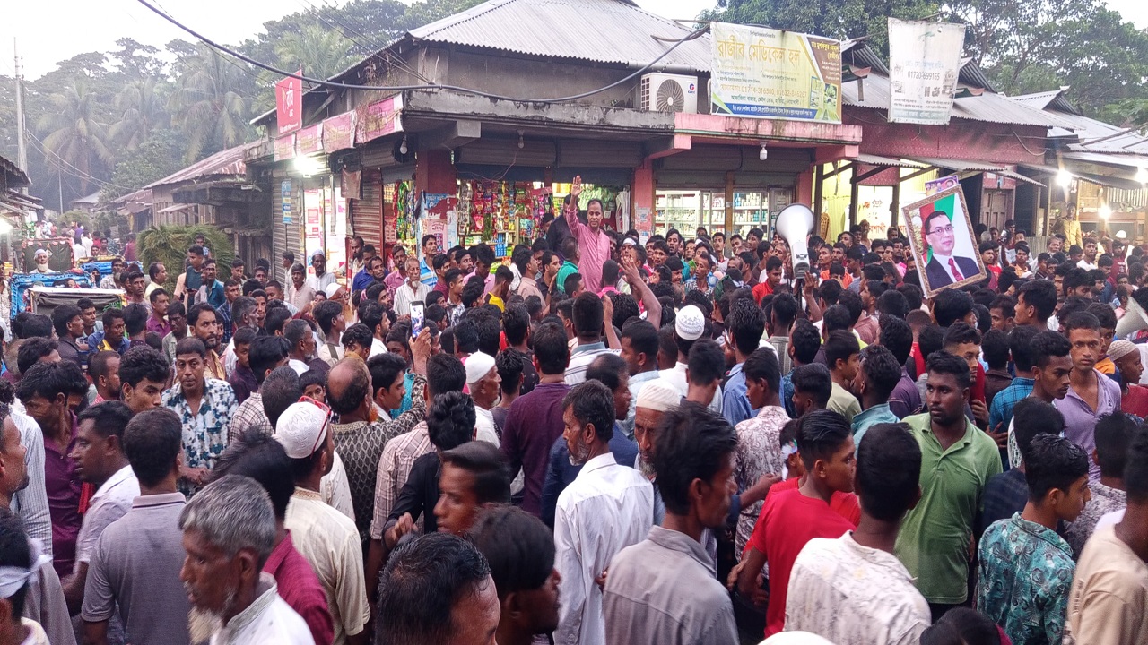 হাতিয়ায় রাষ্ট্রকাঠামো মেরামতে ৩১ দফার লিফলেট বিতরণ