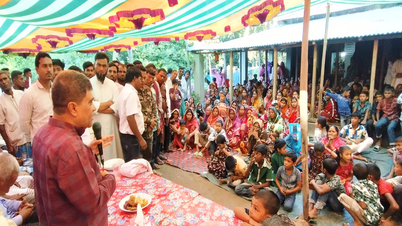 হাতিয়ায় বিএনপির প্রার্থীকে হাত তুলে সনাতন ধর্মাবলম্বীদের সমর্থন