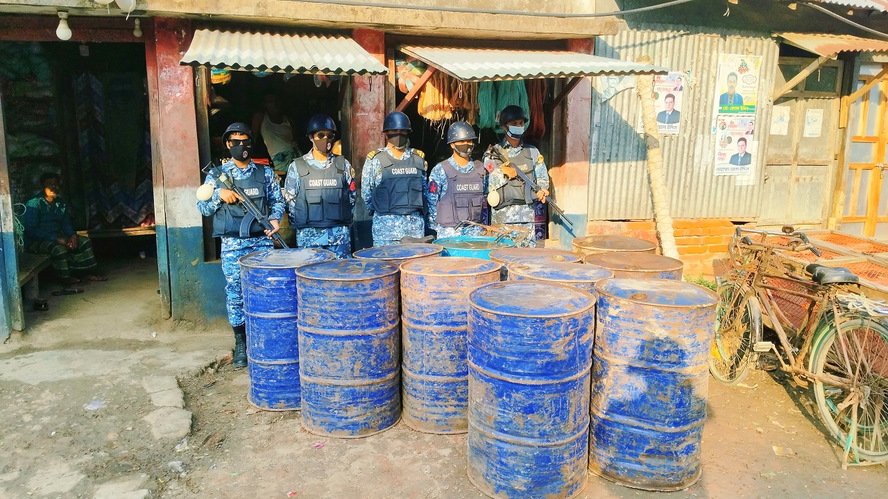 হাতিয়ায় কোস্ট গার্ডের অভিযানে ৩ হাজার লিটার ডিজেল জব্দ