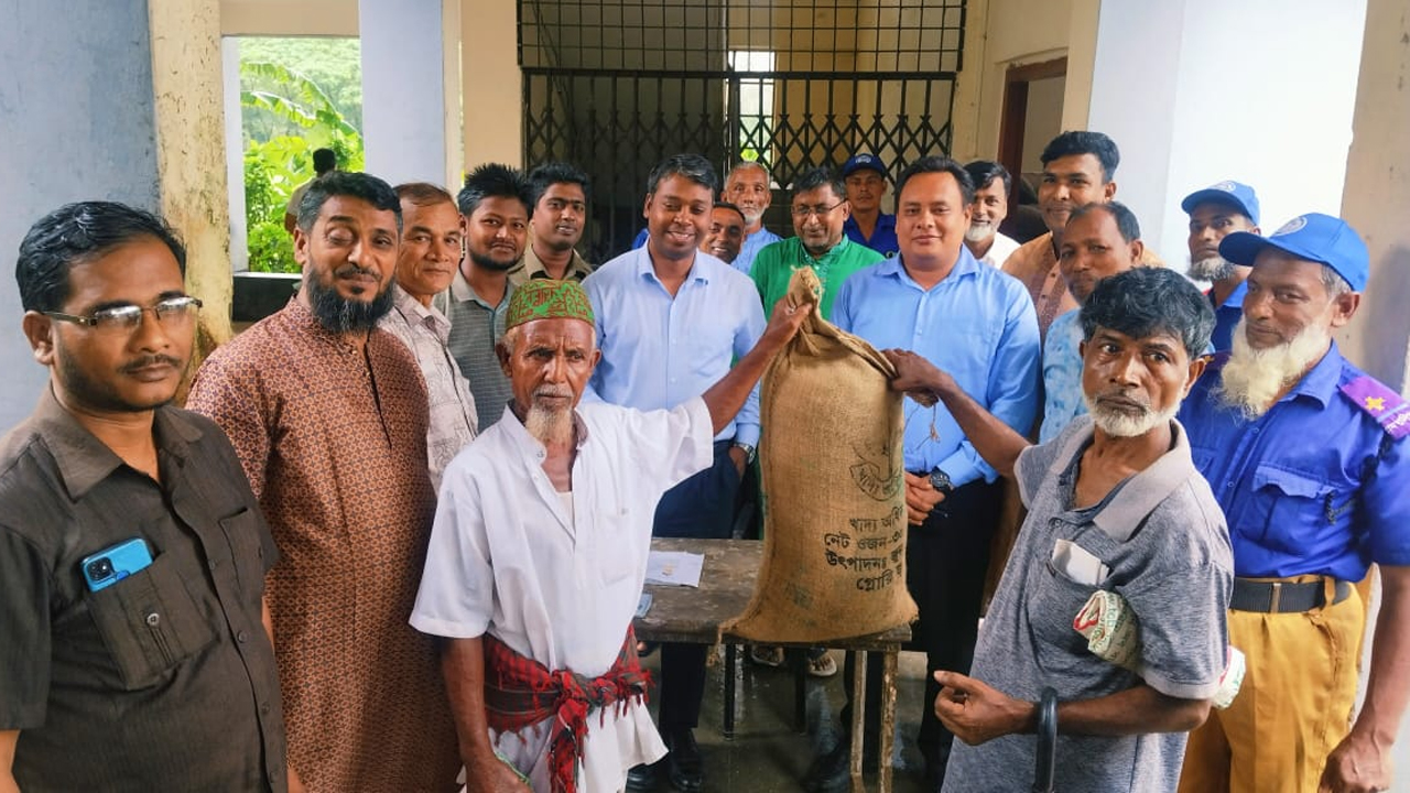 হাতিয়ায় অস্বাভাবিক জোয়ারে ক্ষতিগ্রস্ত পরিবারের মাঝে চাল বিতরণ
