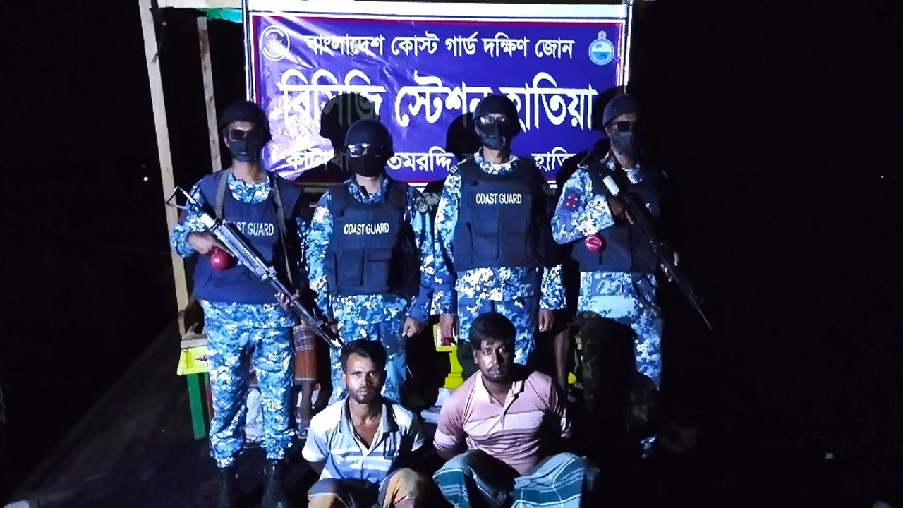 চোরাকারবারী আটক।