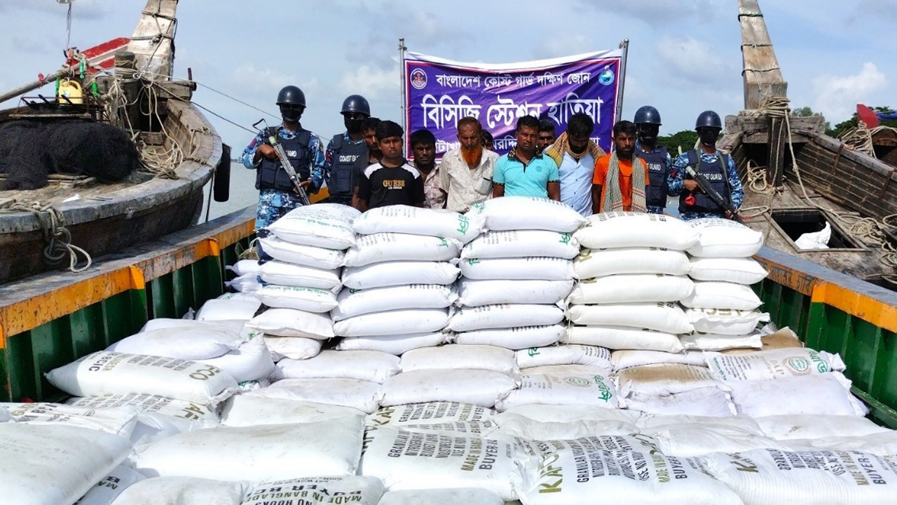 হাতিয়ায় কোস্টগার্ডের হাতে আটক অসাধু চক্র।