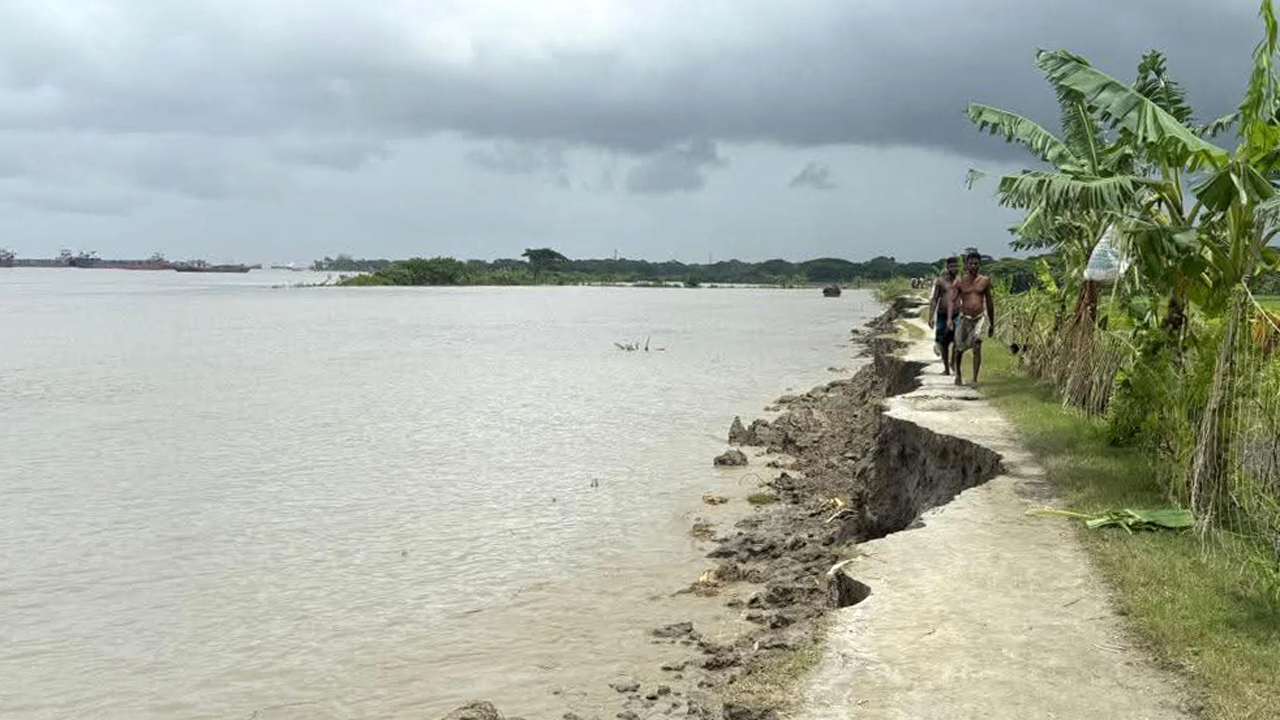 টানা বৃষ্টিতে জোয়ারের পানি প্রবেশ করছে