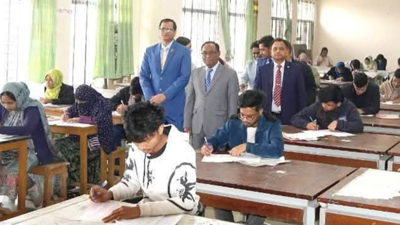 পরীক্ষা কেন্দ্র পরিদর্শন করেছেন ভিসিসহ অন্যরা